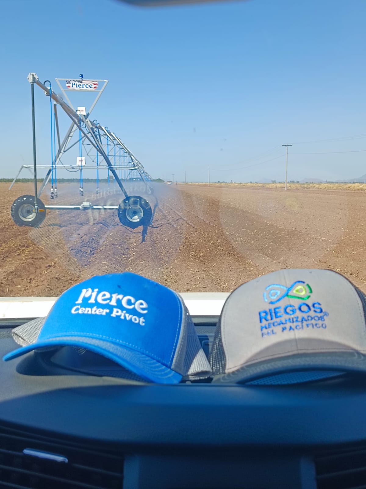 vista de gorras con logotipo, Pierce y RMP respectivamente