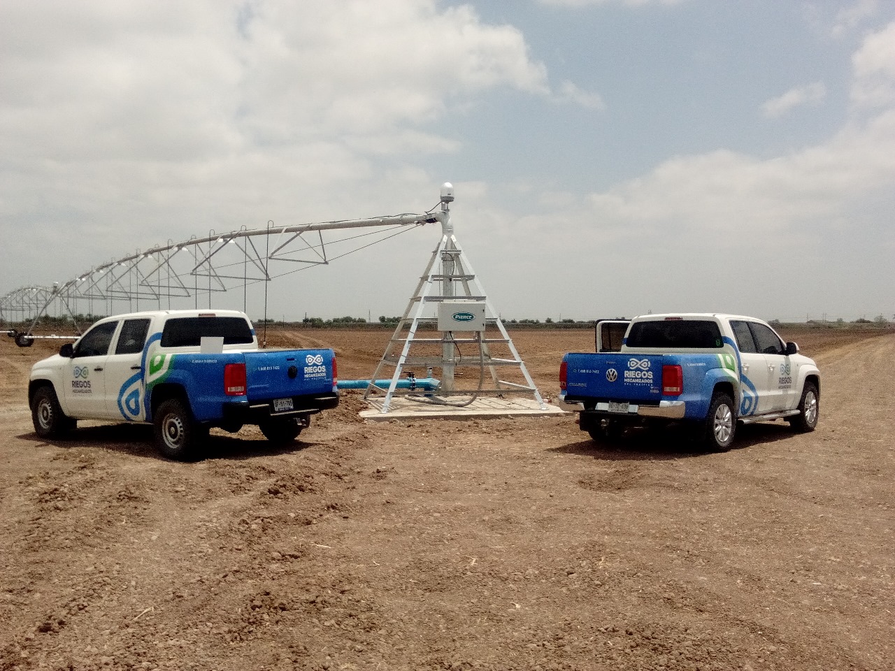 Camionetas de RMP, en medio un pivote de Pierce